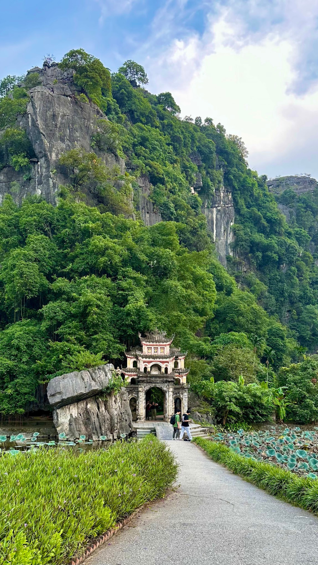 Lịch Sử Huy Hoàng Của Chùa Bích Động Qua Các Thế Kỷ